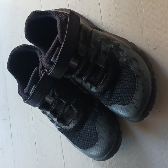 Like New.  Boys sneakers - Picture 4 of 4